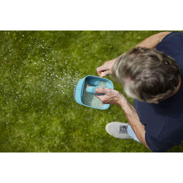 Gardena Hand-Held Spreader M: Spreader for simple distribution of fertiliser, seeds, and salt with a spreading width of 1-4 m, for lawn areas of up to about 100 m² (431-20)