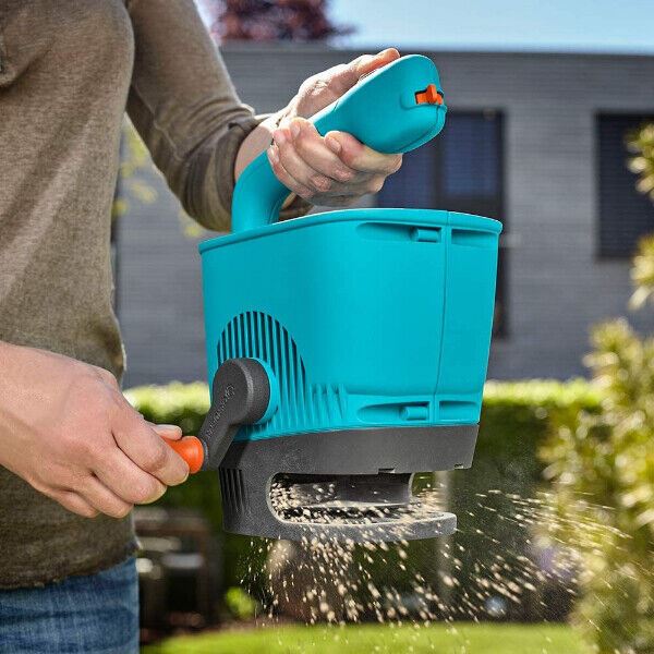 Gardena Hand-Held Spreader M: Spreader for simple distribution of fertiliser, seeds, and salt with a spreading width of 1-4 m, for lawn areas of up to about 100 m² (431-20)