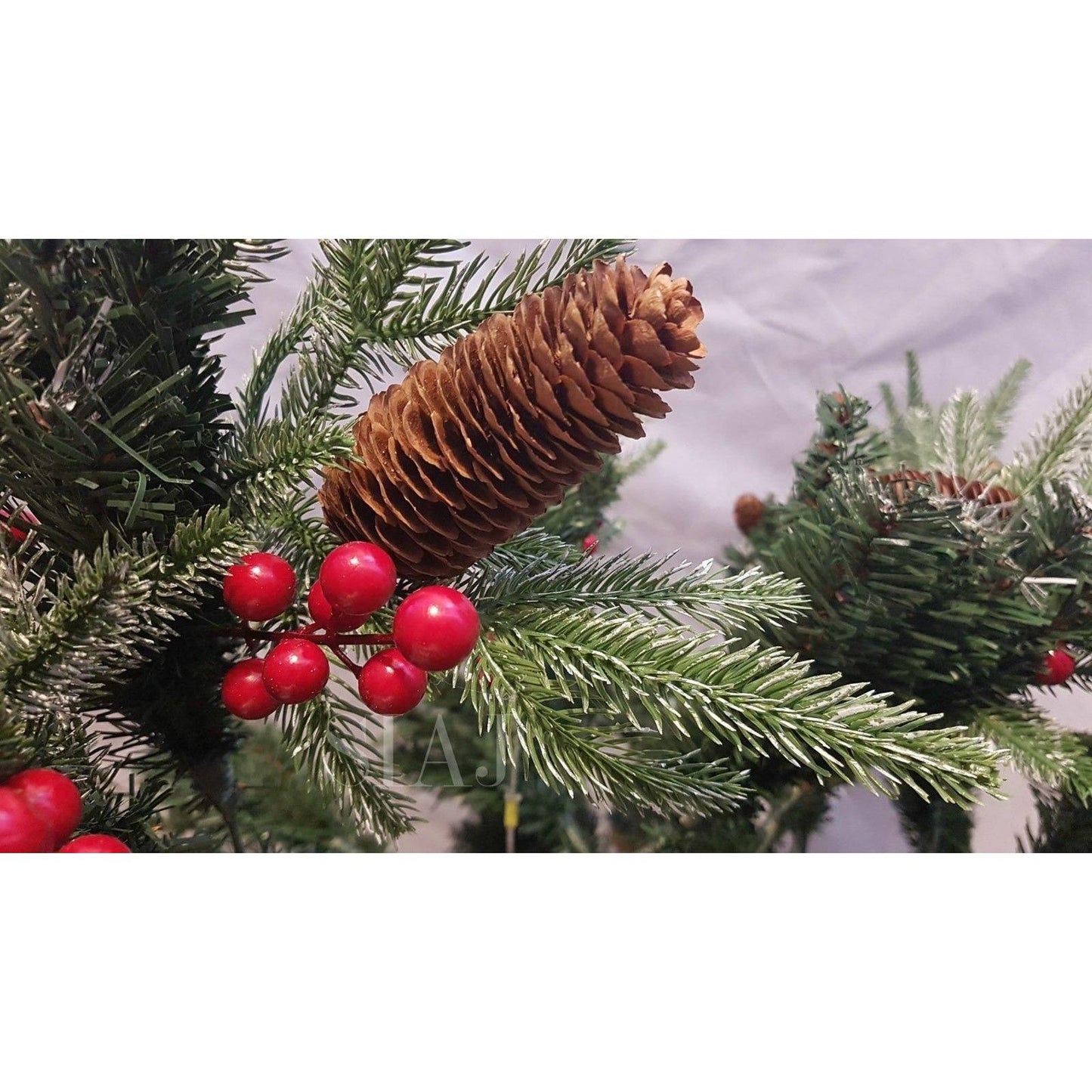 SnowTime Ontario 6ft Frost Flocked Christmas Tree With Pinecones & Berries