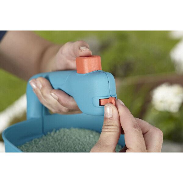 Gardena Hand-Held Spreader M: Spreader for simple distribution of fertiliser, seeds, and salt with a spreading width of 1-4 m, for lawn areas of up to about 100 m² (431-20)