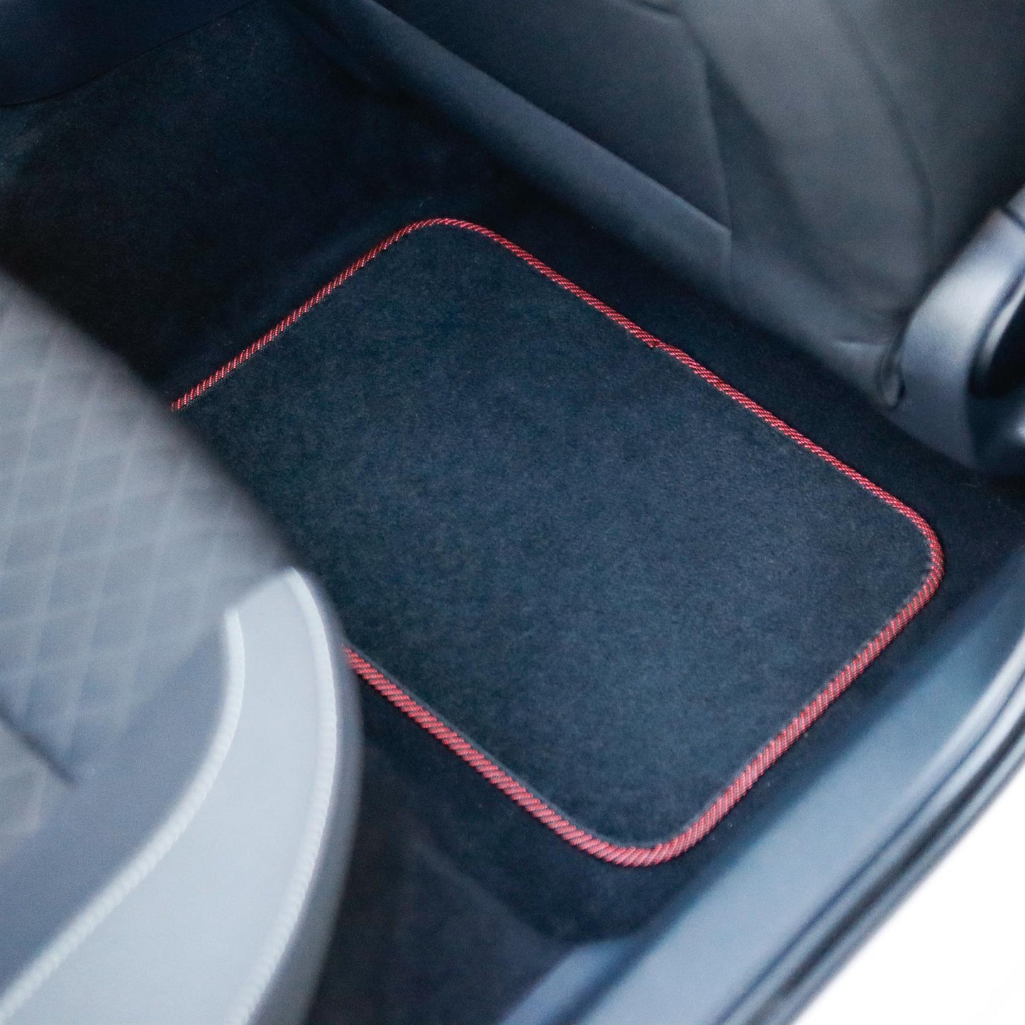 Streetwize 4 Piece Black Carpet Mat Set with Red Piping