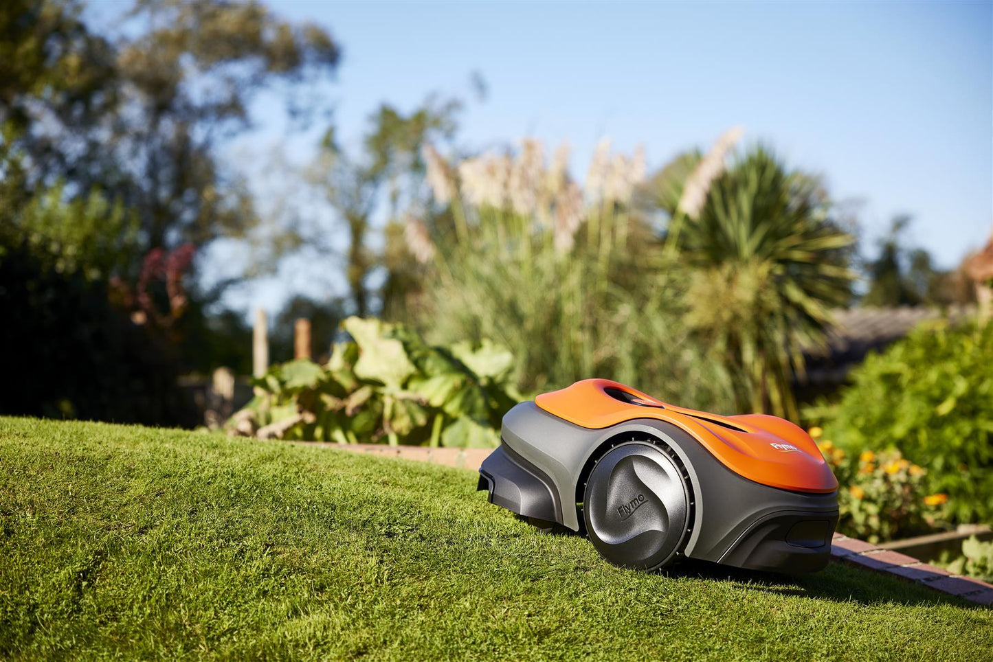 Flymo UltraLife 1500 Robotic Lawnmower